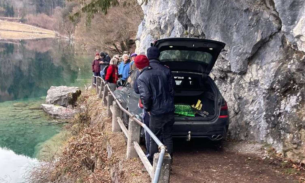Chiếc BMW kẹt tại chỗ trên con đường hẹp giữa một bên vách núi, một bên là hồ nước. Ảnh: Feuerwehr St. Gilgen